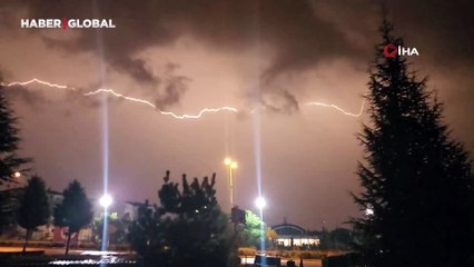 Karabük'te olağanüstü anlar: Gece karanlığı aydınlığa döndü, yıldırımlar görsel şölen sundu!