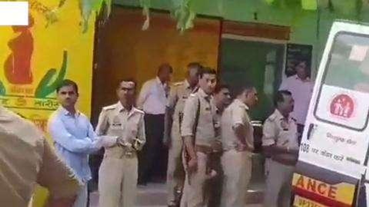 बदायूं : पुलिस मुठभेड़ में बदमाश के पैर में लगी गोली, वहीं तीन सिपाही भी हुए घायल