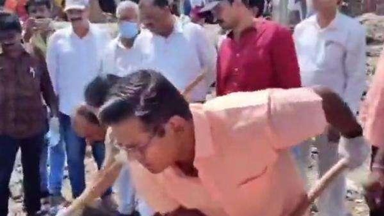 ప్రకాశం జిల్లా: చీపురు చేతబట్టిన జిల్లా కలెక్టర్