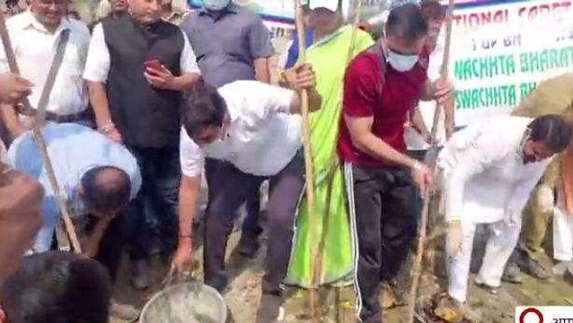 आगरा: स्वच्छता पखवाड़े के तहत कैबिनेट मंत्री एक शर्मा ने यमुना किनारे किया श्रमदान