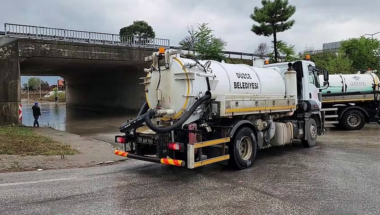 DÜZCE'DE SAĞANAK; YOLLAR SUYLA DOLDU