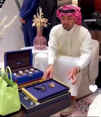 ملكة كابلي تستعرض ساعتها الفاخرة وسعرها