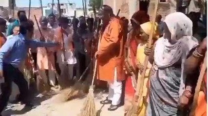 औरैया: स्वच्छता पखवाड़े के तहत प्रभारी मंत्री ने मलिन बस्ती में लगाई झाड़ू
