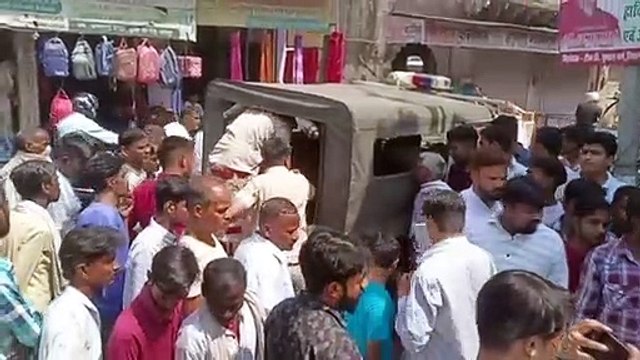 मंदिर की मूर्तियों को नाली में फेंका, हंगामा