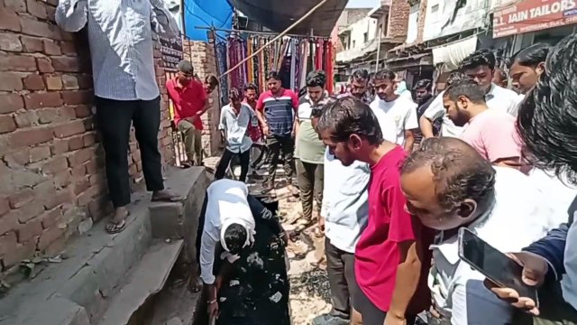 मंदिर की मूर्तियों को नाली में फेंका, हंगामा