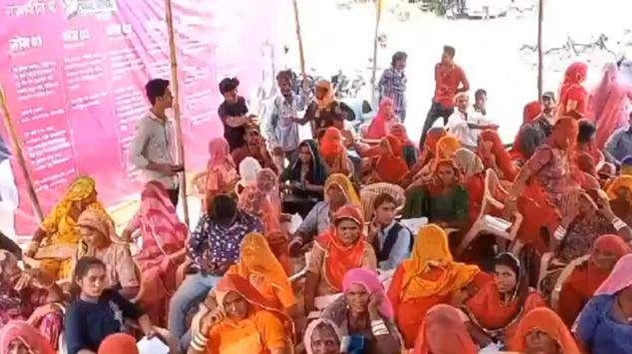 जोधपुर: पुलिस सुरक्षा में महिलाओं को बांटे फ्री मोबाइल, लेने उमड़ी भीड़, देखें वीडियो