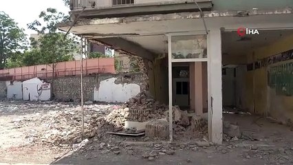 Un bâtiment gravement endommagé présente un danger