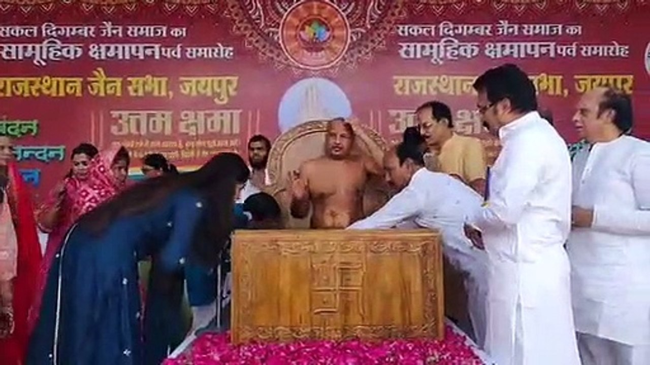 त्यागी व्रतियों का हुआ अभिनंदन, खोपरा-मिश्री खिला की क्षमा याचना