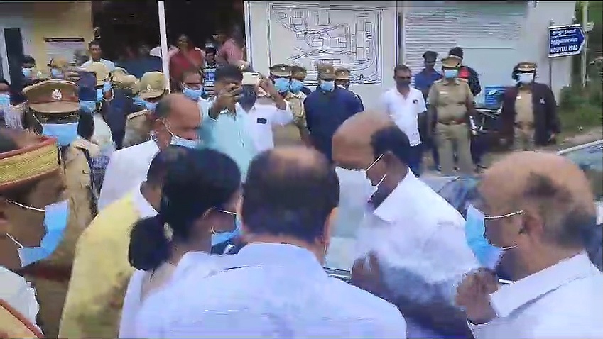 குன்னூர் பேருந்து விபத்து.. உறவினர்களுக்கு ஆறுதல் கூறிய அமைச்சர் மா.சுப்பிரமணியன்.!