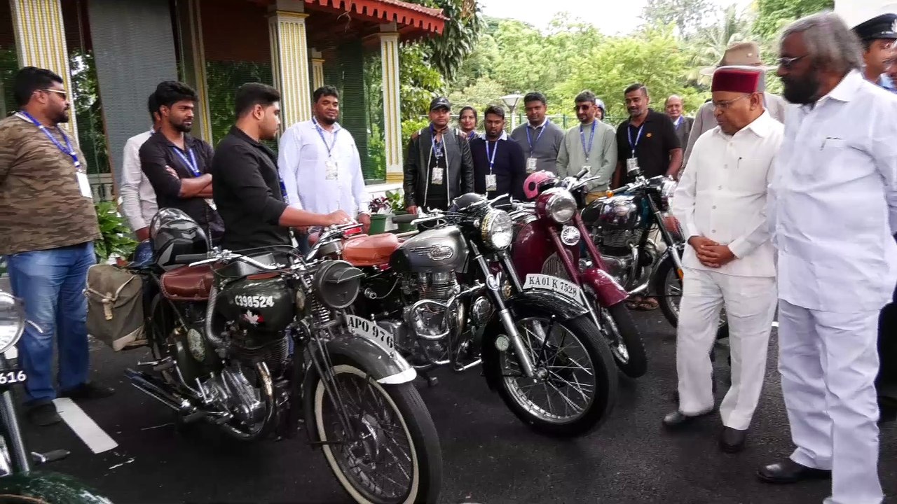 राज्यपाल ने दिखाई विंटेज वाहन अभियान को हरी झंडी