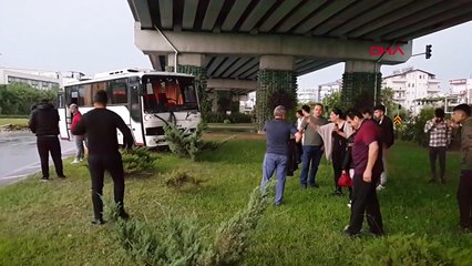 A Manavgat, le véhicule de service a cassé le feu tricolore et s'est engagé sur le terre-plein : 2 blessés