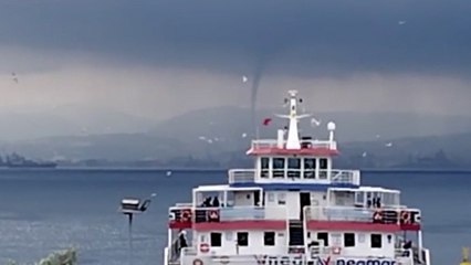 İzmit Körfezi'nde denizde çıkan hortum görüntülendi