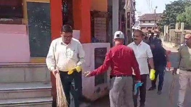 टिमरनी: सफाई कामगार बैठे हड़ताल पर जनप्रतिनिधियों ने जनता के सहयोग से सफाई का जिम्मा उठाया