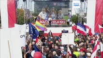 Donald Tusk reúne milhares de opositores num protesto contra o governo polaco