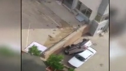 Adana’da bir sürücü, geri yerine ileri vitese aldığı otomobiliyle otoparka düştü