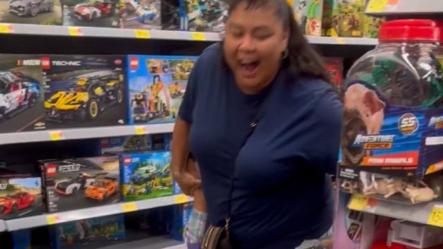 Super Mom saves her toddler from falling off a shopping cart *Incredible Mother Instincts*