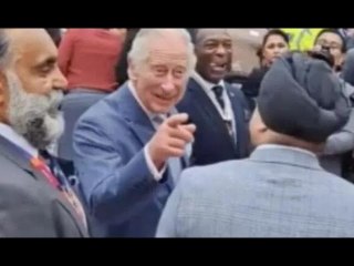 Le prince Charles a des fans royaux en point de suture alors qu'on lui demande "d'aller boire une bi