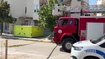 Antalya'da Bunalıma Giren Kadın Evdeki Eşyaları Balkon ve Pencereden Attı