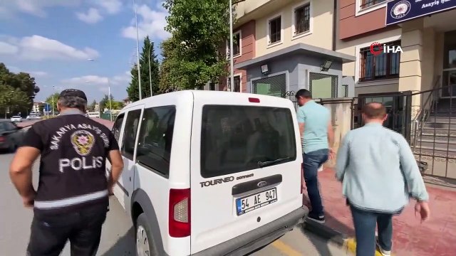 Aldatıldığını düşünüp eşini takip eden adam, hem karısına hem de buluştuğu kişiye kurşun yağdırdı