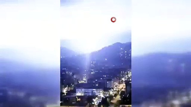 Artvin'de yıldırım düşme anı cep telefonu kamerasına yansıdı