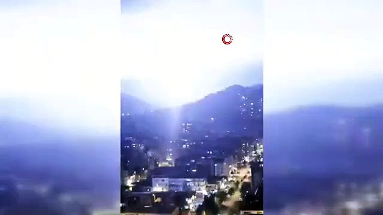 Le moment de la foudre à Artvin a été capturé par l'appareil photo d'un téléphone portable