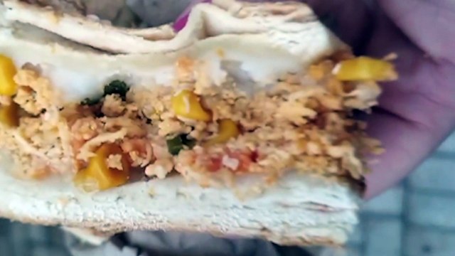 Recheio de frango com larvas: Internauta reclama de lanche contaminado