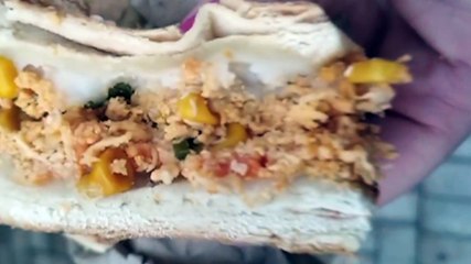 Recheio de frango com larvas: Internauta reclama de lanche contaminado