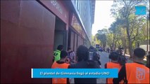 El plantel de Gimnasia llegó al estadio UNO - Jorge Luis Hirschi