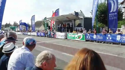 La ligne d'arrivée, située tout en haut de la rue de Paris.