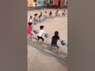 Échange de ballons entre enfants dans une cour d'école en Chine