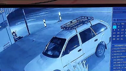 Cámara captó cuando un minibús circula a gran velocidad poco antes de impactar con un semáforo