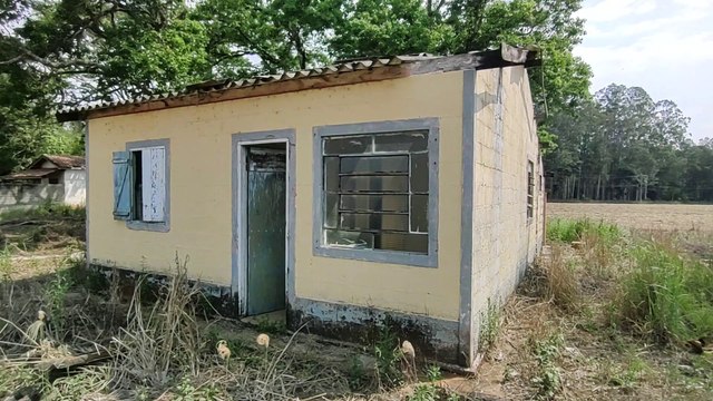 PARECE QUE ALGUÉM DORME NA CASA ABANDONADA