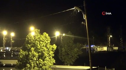 Yağışla birlikte su seviyesinin yükseldiği dere, depremzedeleri tedirgin etti