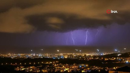 Şimşek fırtınası görsel şölen oluşturdu