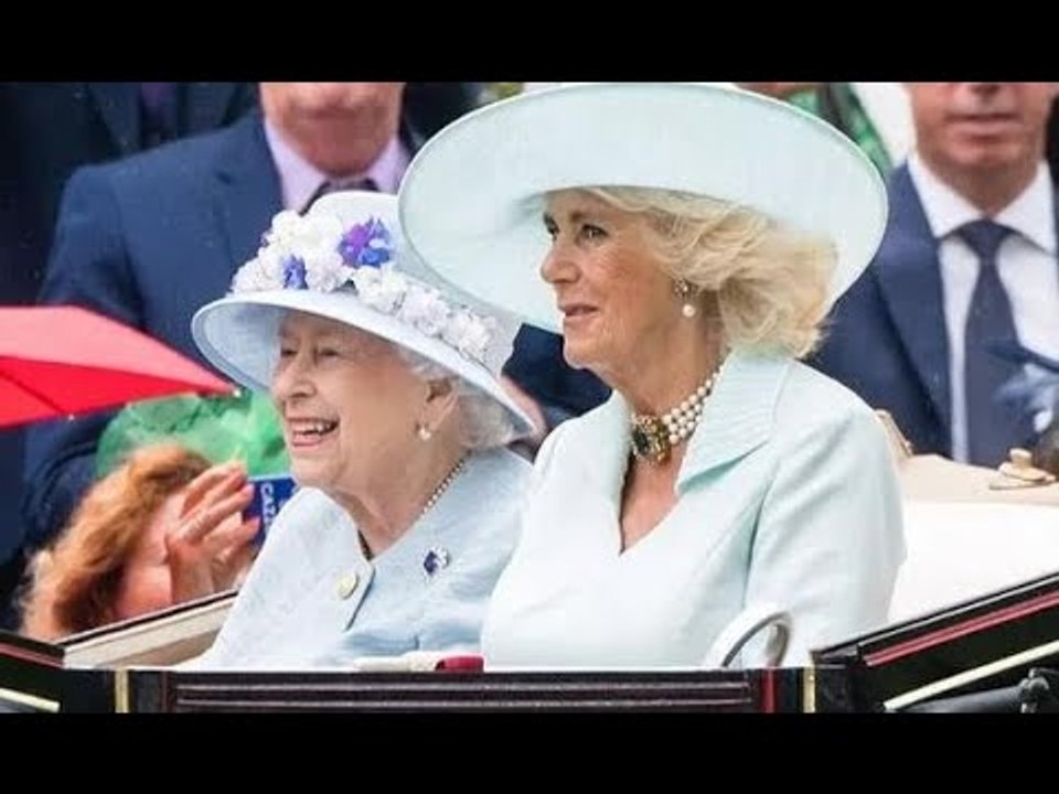 La reine dans une "énorme démonstration de soutien" à Camilla alors que le monarque signale qu'ils s