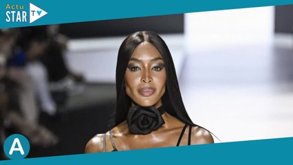 Naomi Campbell sculpturale à 53 ans, dans une nuisette transparente et dessous chics à la Fashion We