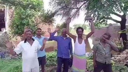 एटा: दर्जन भर मकान गिरने के कगार पर, लोगों ने किया प्रदर्शन