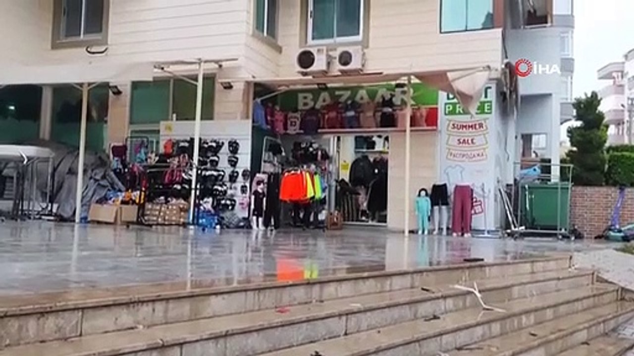 Cintres et parapluies ont volé dans les airs ! Panique tornade devant la caméra