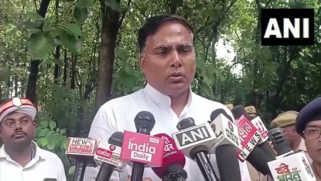 देवरिया में नरसंहार, जमीन के एक टुकड़े के लिए बैक टू बैक हुए 6 मर्डर, चीखती रहे लोग, जानिए DM का पक्ष
