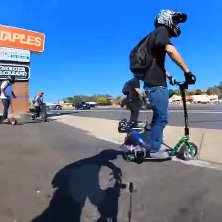 Enorme gamelle des dizaines de jeunes en trottinette électrique... Douloureux
