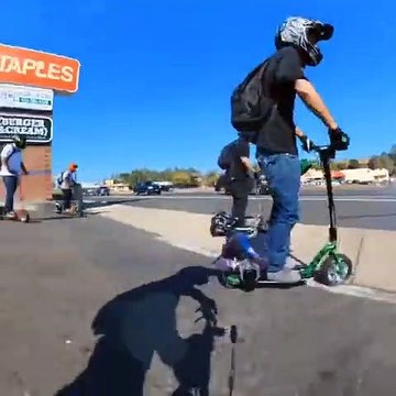 Enorme gamelle des dizaines de jeunes en trottinette électrique... Douloureux