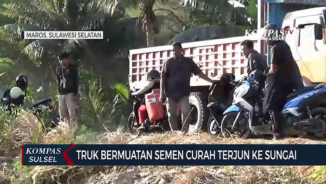 Truk Bermuatan Semen Curah Terjun Ke Sungai