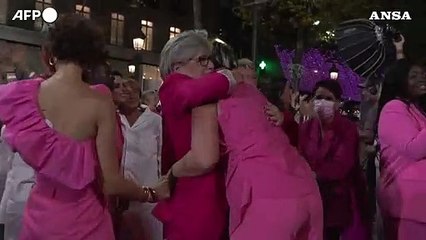 Download Video: Parigi, l'Arco di Trionfo si illumina di rosa per la lotta contro il tumore al seno