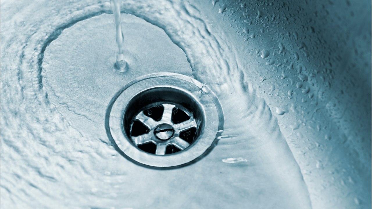 Wenn der Abfluss stinkt: Diese Hausmittel helfen