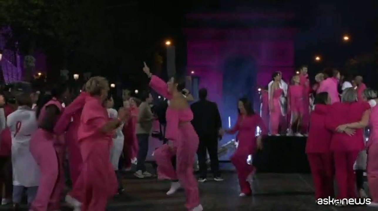 L'Arco di Trionfo illuminato di rosa per la lotta al tumore al seno