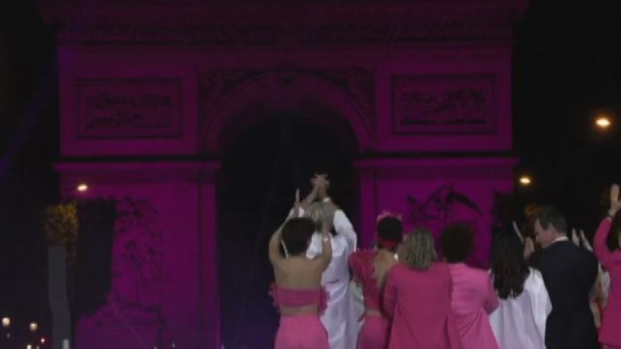L'Arco di Trionfo illuminato di rosa per la lotta al tumore al seno