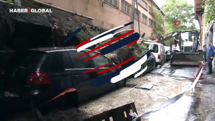 İstanbul Zeytinburnu'nda istinat duvarı araçların üzerine çöktü