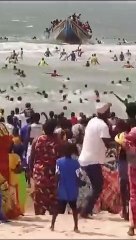 Scène incroyable d’une pirogue de migrants échoue sur la plage de Saint-Louis