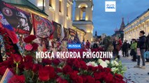 Fiori e carri armati per Prigozhin: Mosca commemora il quarantesimo della sua morte
