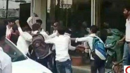 Viral: बीच सड़क लड़की छेड़ना युवक को पड़ा भारी, लोगों ने की जो हालत... 